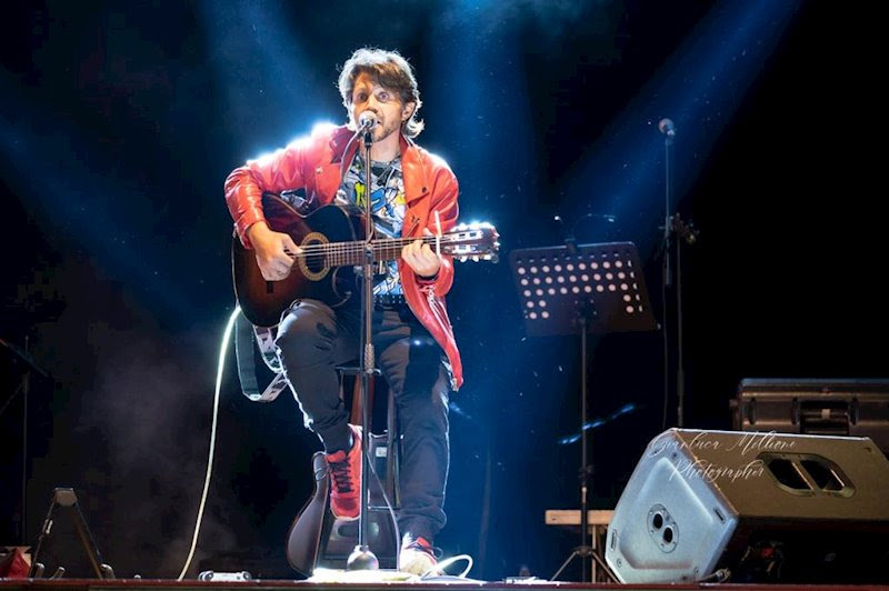 cantante con la chitarra