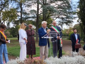 Antonio Curatola sul palco allestito nella nuova piazza di Villa Ada mentre tiene il suo discorso